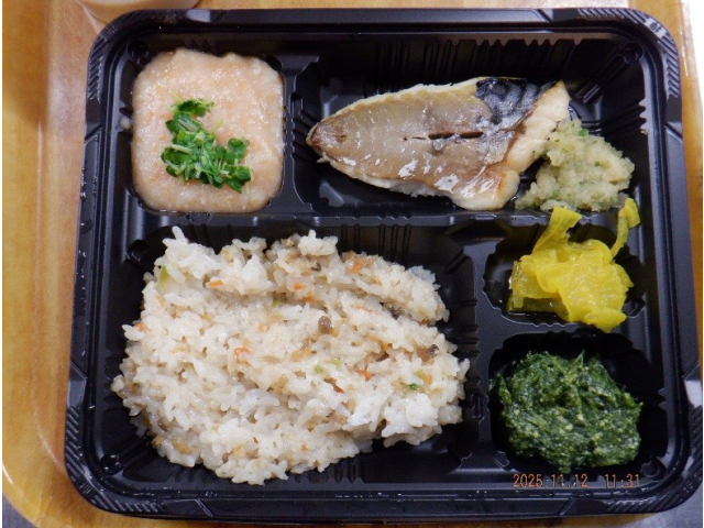 粗きざみ食・極きざみ食さばの塩焼き（皮なし）はミートロン、たくあん漬けはベジトロンで柔らかく調理してあります。※写真は極きざみ食です。