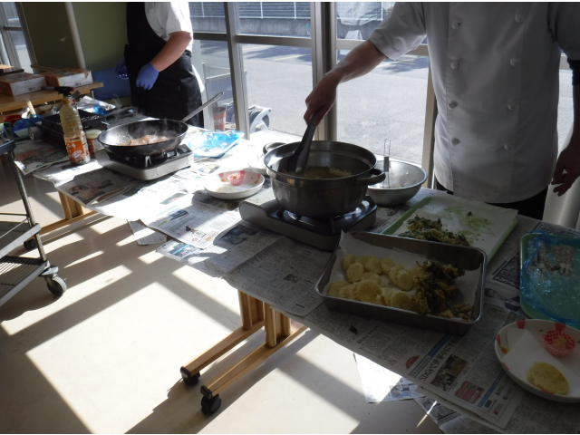 厨房職員が腕を振るいます。