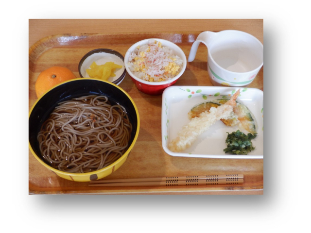 天ぷらそばとミニちらしたくあん　みかん