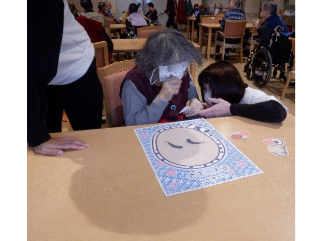 福笑いでは、アドバイスする職員も大変