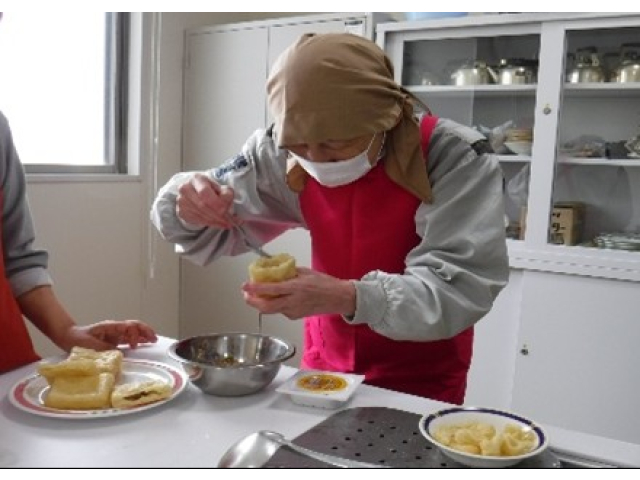 油揚げが破れないようそーっとね😉