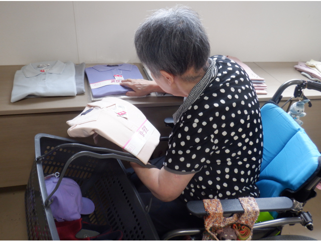 真剣に服を選んでいます