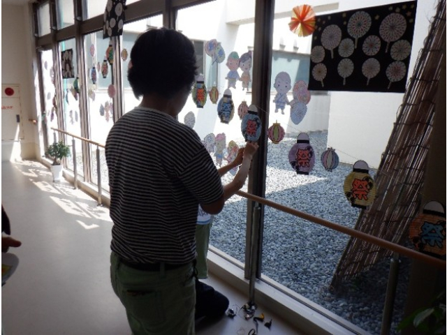 玄関先は、皆さんが塗り絵をしてくださった物を貼りました。