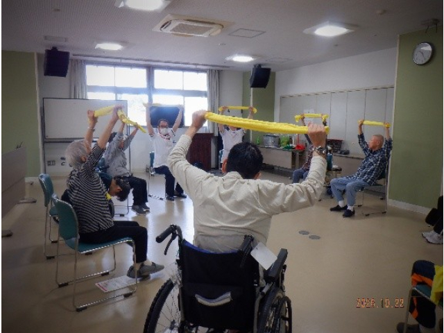 タオルで体を伸ばします