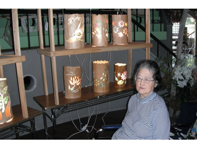 ランプシェードの前でハイ！！ポーズ