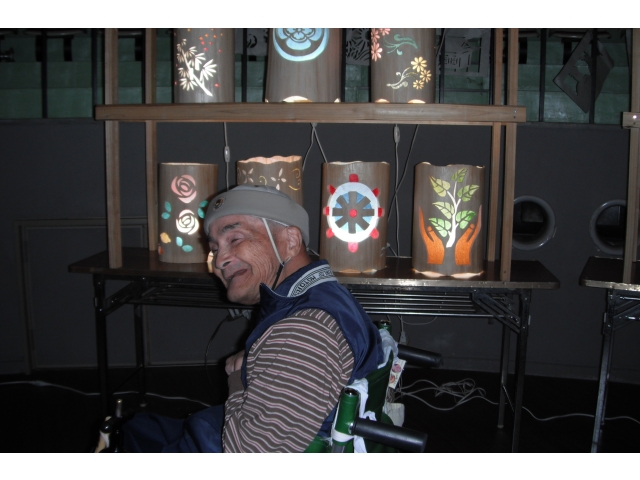 ランプシェードの前でちょっとテレてます。