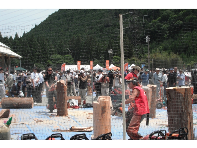 いよいよ丸太をけずります。音がすごい！！