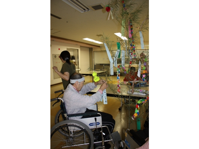 丁寧に気持ちを込めて飾り付けます。