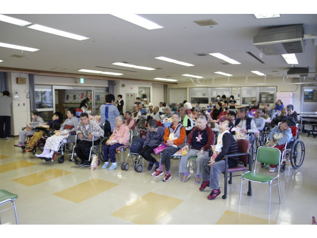 プレゼントをもらい、皆うれしそう。