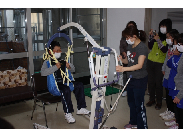 床走式電動介護リフト