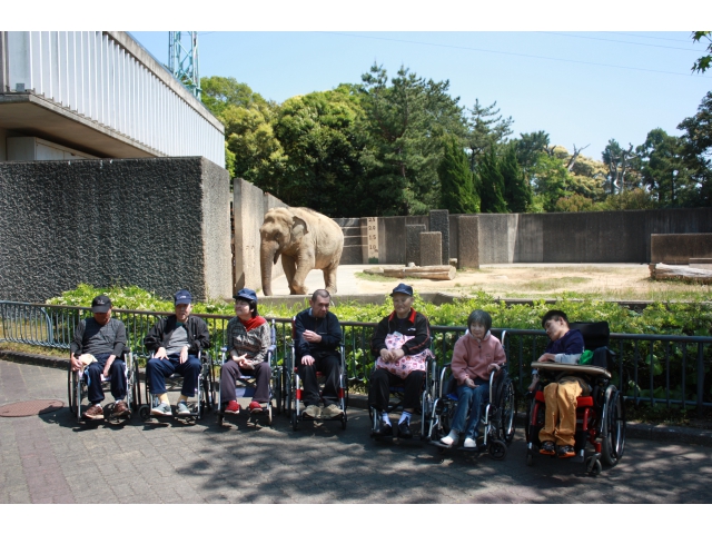 ゾウと一緒に記念撮影