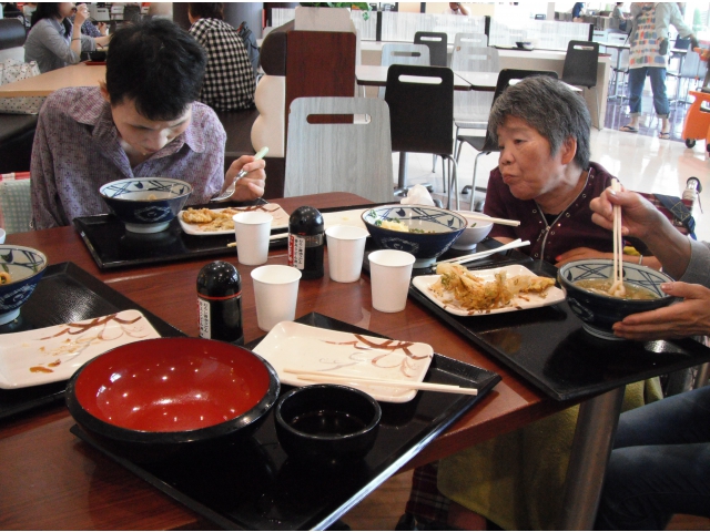 昼食はみんなでとりました