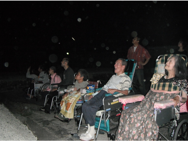 夜空を見上げると……