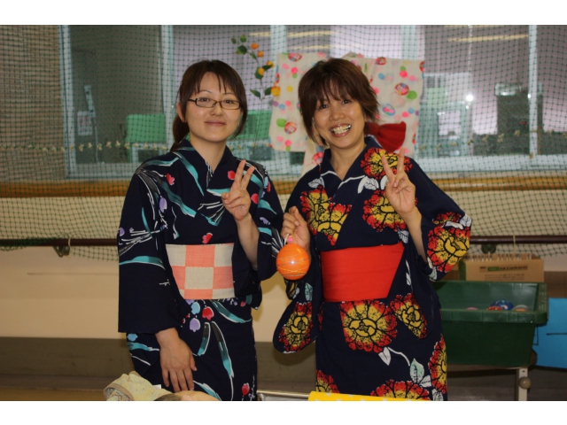 浴衣姿で祭りに華を添えます