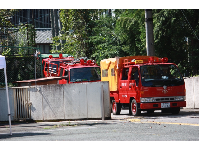 消防車6台がサイレンと共に