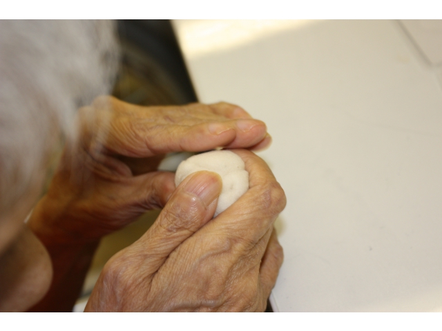 綿を丸めて……