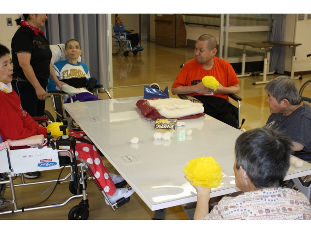 各々、黄色く丸いものを作って……