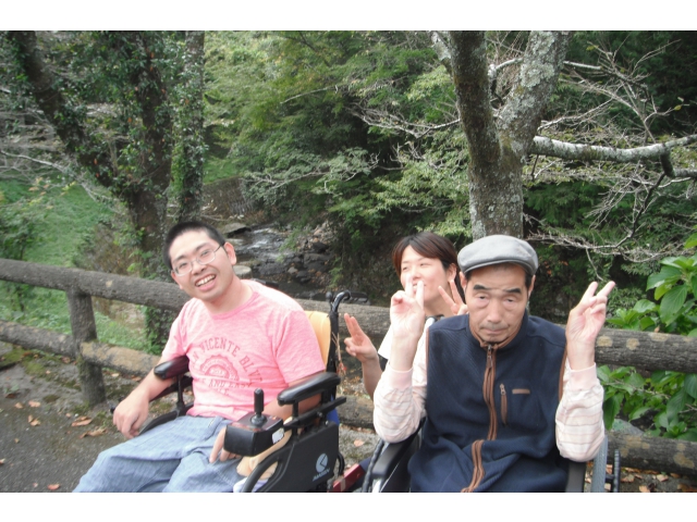 清流をバックに……