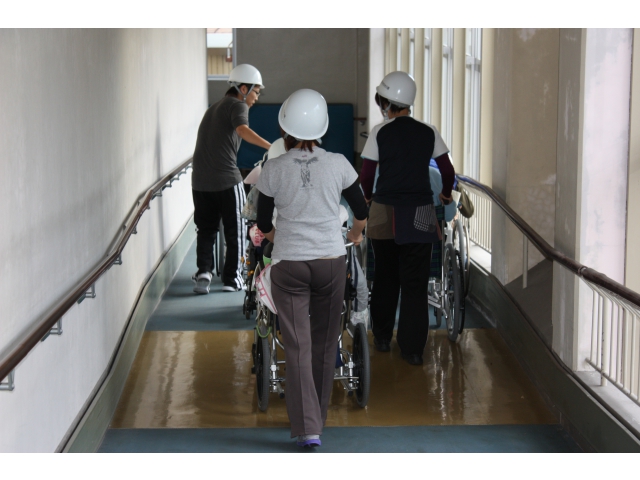 エレベーターではなく、スロープ棟経由の避難です。