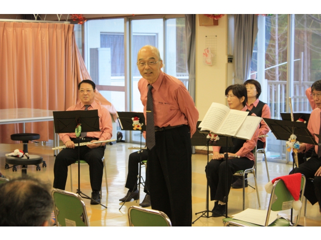 曲の合間には楽しい“おしゃべり”もまじえて。