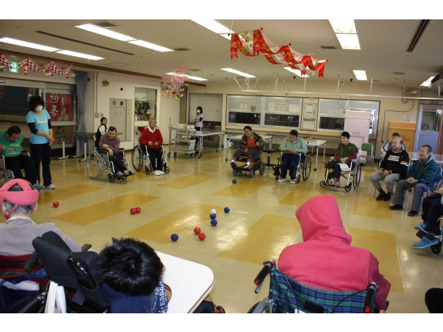 白い球に近い人が
勝ちです！