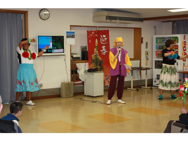 バックダンサーと、ご老公様も1曲披露！