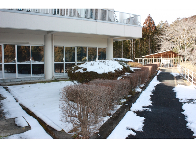 施設敷地内の残雪