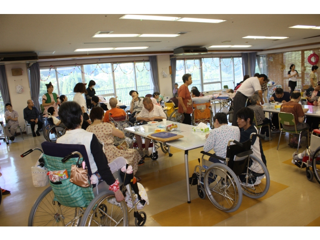 スイーツを食べたり、ゲームで楽しみました