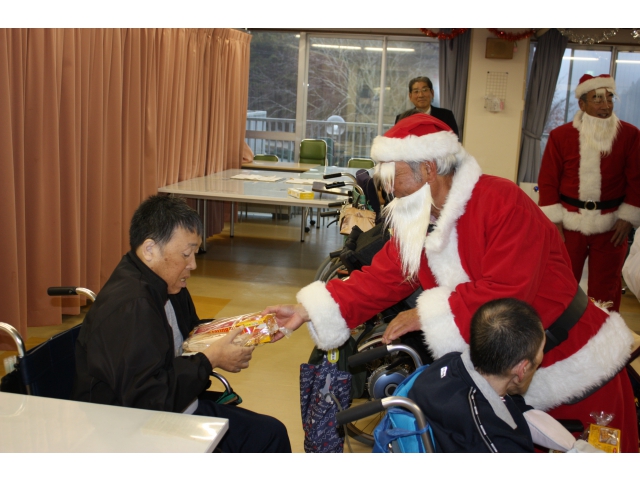 プレゼントをもらい、皆うれしそう。