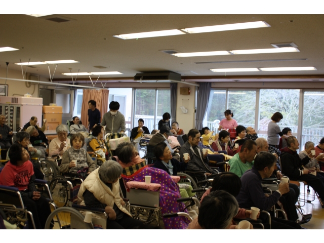 利用者のみなさんも乾杯（8分音符）