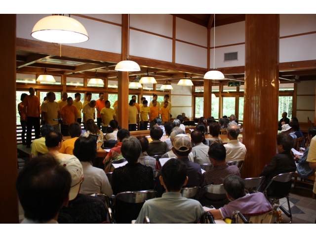 自然に囲まれた板敷で
大演奏です（8分音符）