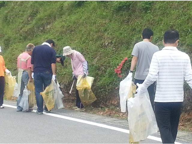 地域の皆様とゴミ拾い
