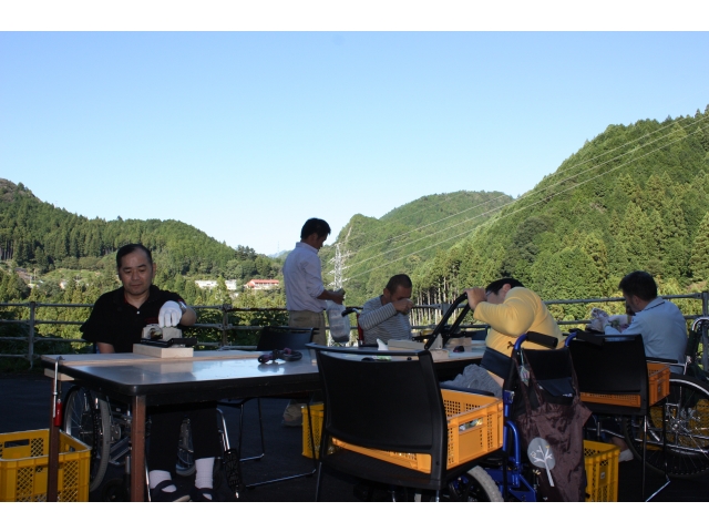 雲一つない青空の下で