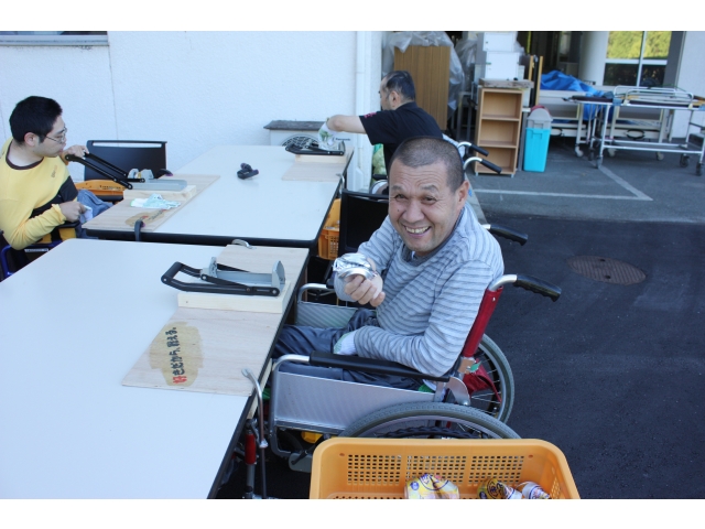 空き缶つぶしに励みます