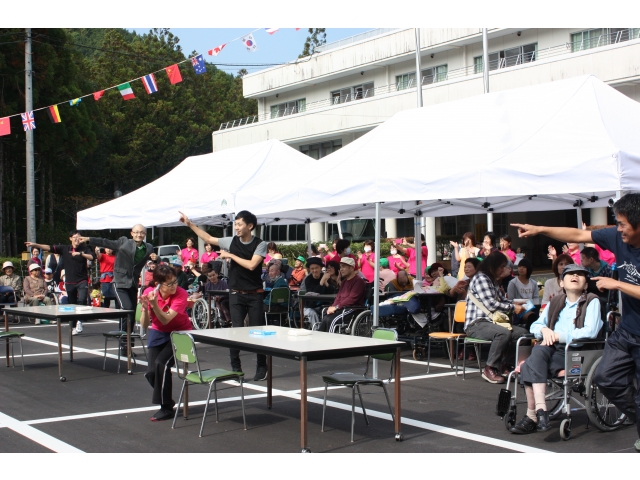 会場のみなさんも一緒になって