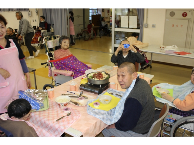 みんなで鍋を囲みます