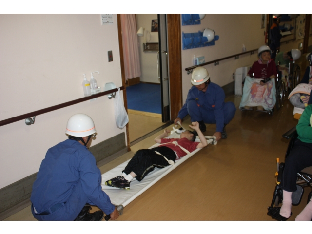 負傷者が消防団員に救助されました