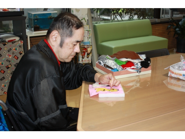 フェルトの下に発砲スチロールのマットを敷きます