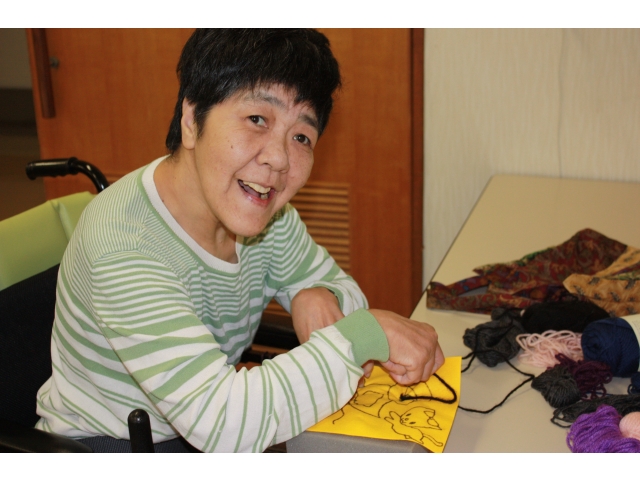 針を折らないよう気を付けて刺します