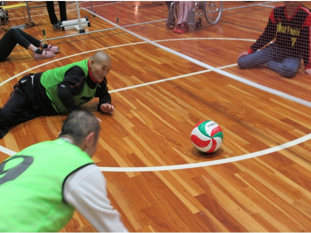 必死にボールを追いかけます。