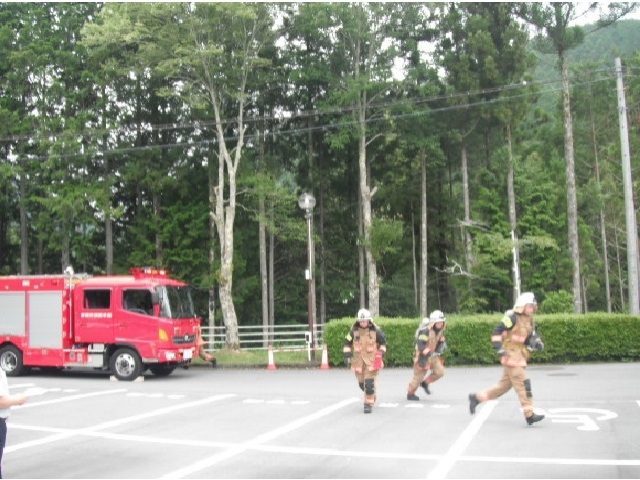 火災の通報により消防隊がかけつけてくれました