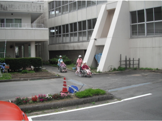 スロープ棟から避難します