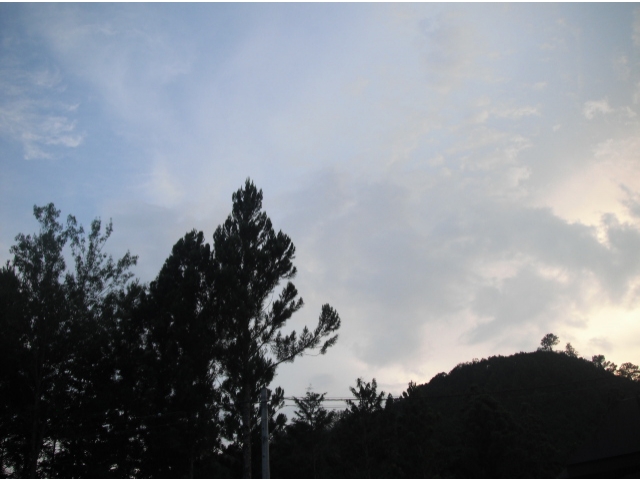 だんだん暗くなり風が吹いてきました