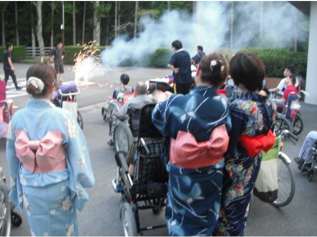 涼しい風に吹かれながら花火を鑑賞