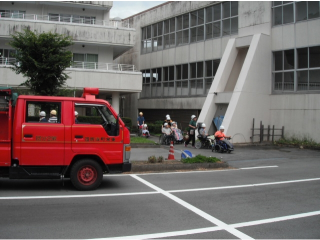 スロープから避難誘導します