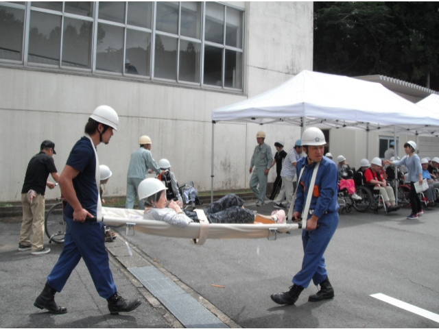 負傷者を担架で運びます