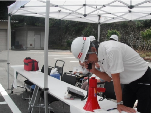 衛星電話で役場と連絡