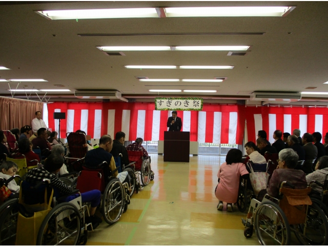 開会式は食堂で