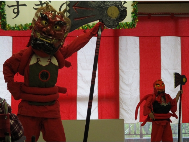 かわいい小さな鬼も舞いました