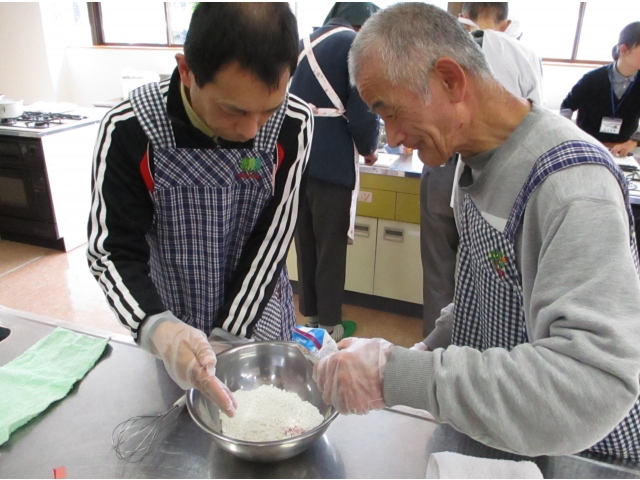 材料をはかったりまぜたり